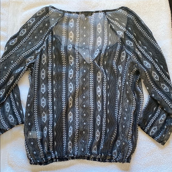 AE Black/Gray Sheer Geometric Patterned Women's Top - Picture 4 of 4